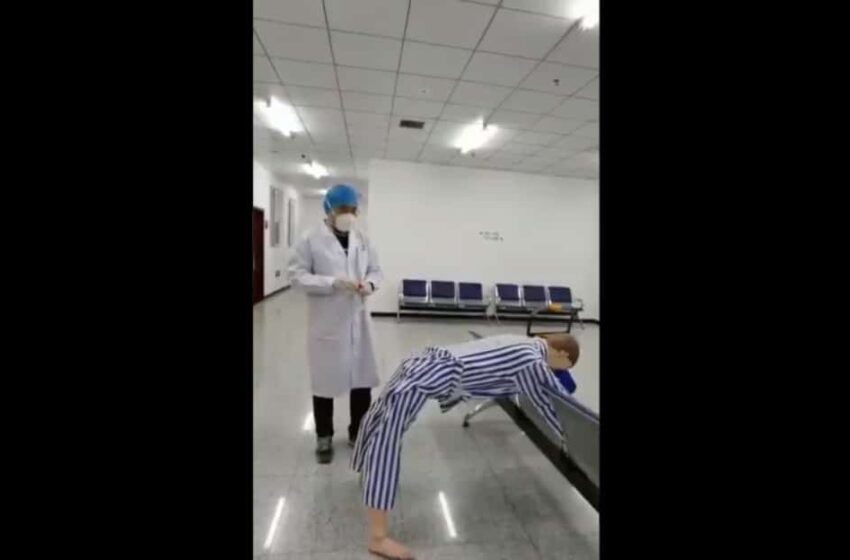 China demonstrează cum se efectuează un test cu tampon anal COVID