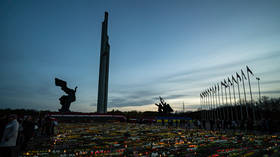  14 letoni arestați pentru că au protestat împotriva distrugerii monumentului celui de-al Doilea Război Mondial cărora li sa oferit azil și vize de către Rusia |