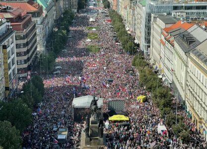 „Acesta nu este războiul nostru”: cel puțin 70 de mii de oameni au luat parte la mitinguri din Praga