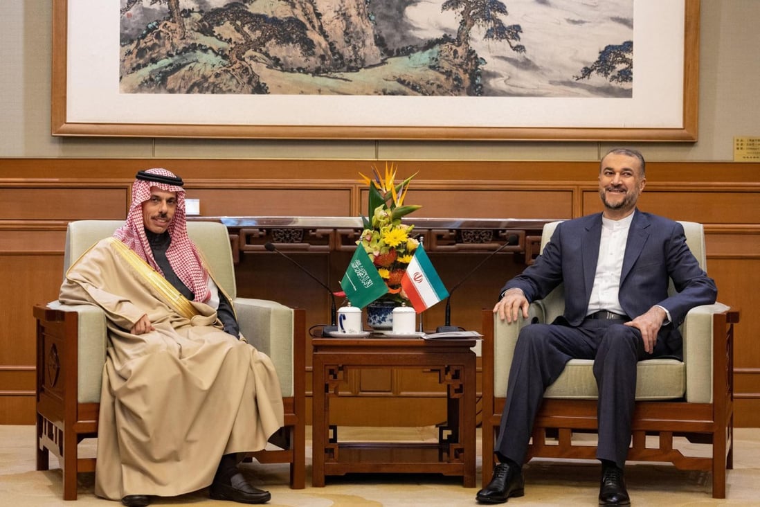 Ministrul saudit de externe prințul Faisal bin Farhan, stânga, și ministrul iranian de externe Hossein Amir-Abdollahian, la Beijing, joi.  Foto: Agenția de presă saudită/AFP