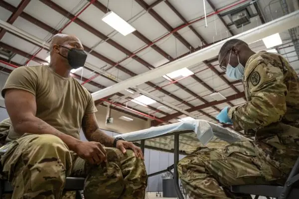 Un membru al serviciului american se pregătește să primească un vaccin COVID-19 la Fort Knox, Ky., pe 9 septembrie 2021. (Jon Cherry/Getty Images)