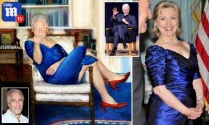  Bill Clinton într-o rochie albastră |