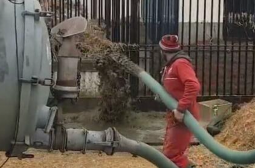  Fermierii francezi aruncă gunoi de grajd în clădirile guvernului pentru a protesta împotriva isteriei climatice