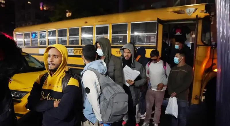  Elevii din New York au fost forțați să învețe la distanță, deoarece liceul găzduia migranți