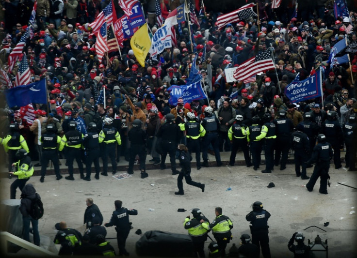 Poliția îi reține pe susținătorii președintelui american Donald Trump în afara Capitoliului SUA pe 6 ianuarie 2021