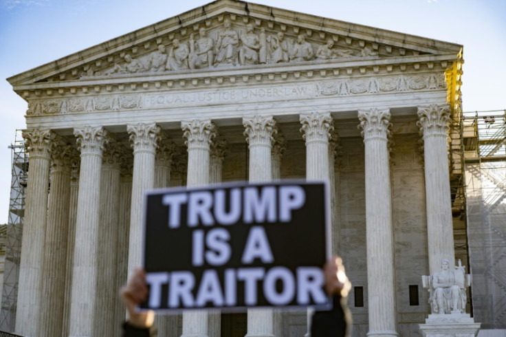 Manifestanți anti-Trump în fața Curții Supreme a SUA, în timp ce instanța analizează dacă fostul președinte american Donald Trump este eligibil să candideze la președinte la alegerile din 2024